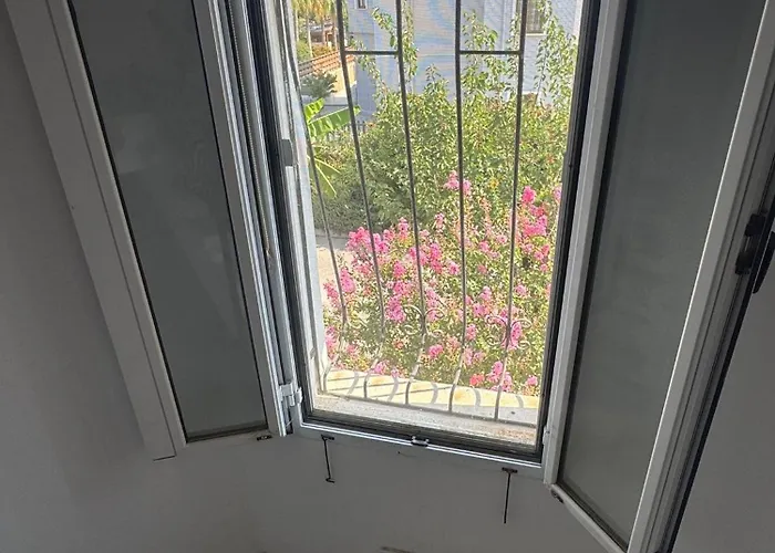 Willa 3 Bedroom In Kyrenia, 2 Minutes Away From The Beach! *